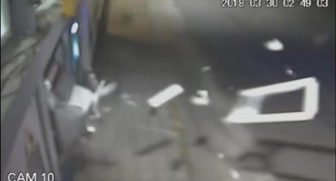 Kamere snimile filmsku pljačku u Hrvatskoj: Eksplozivom raznijeli bankomat