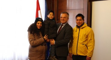 Državni tajnik Milas primio novu hrvatsku državljanku - Marie Anne Perez Chocano iz Perua sa obitelji