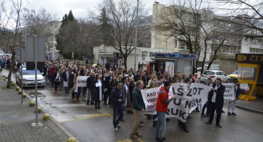 Stotine liječnika na ulicama Mostara, prosvjed pred zgradom Vlade HNŽ-a