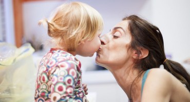 Liječnici upozoravaju: ne smijete ljubiti djecu u usta jer je to opasno po njihovo zdravlje