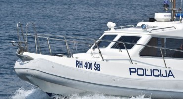Intenzivna potraga kod Visa: jaki vjetar bacio skippera s jedrilice, drugi muškarac bez ozljeda