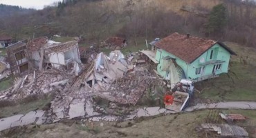 Snimak iz zraka, klizište odnijelo kuće kao u filmu