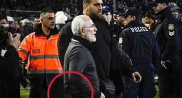 Navijači PAOK-a opet prekinuli derbi: Predsjednik naoružan na terenu