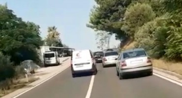 Pogledajte suludu vožnju Jadranskom magistralom