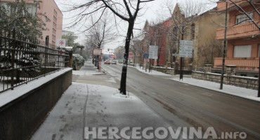 Mostar: Kiša polako topi bijeli pokrivač na Starom mostu