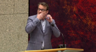 Šok u nizozemskom parlamentu: muškarac se pokušao objesiti skočivši s javne galerije