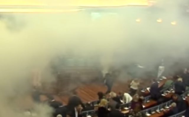 Zastrašujuća snimka iz kosovskog parlamenta: bačen suzavac usred rasprave koja mnogima nije po volji