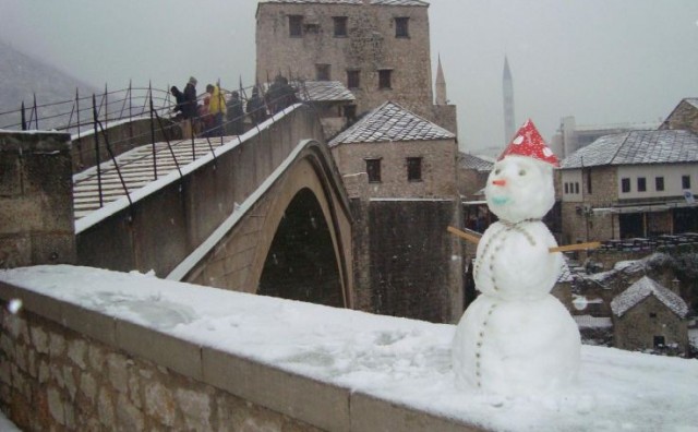 Mostar: Snješko Bijelić krasi Stari most 