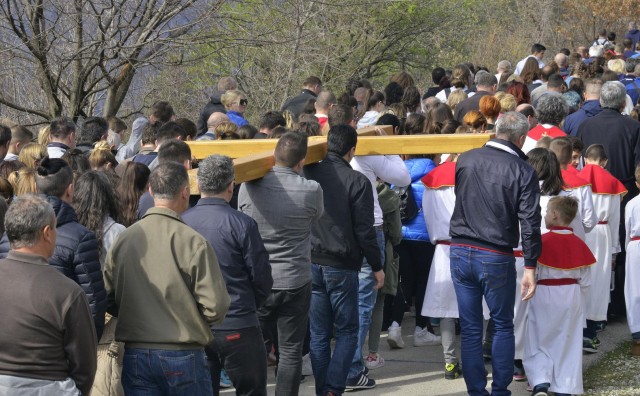 Mostar: Brojni vjernici pohodili Križni put na brdu Hum - 30.03.2018