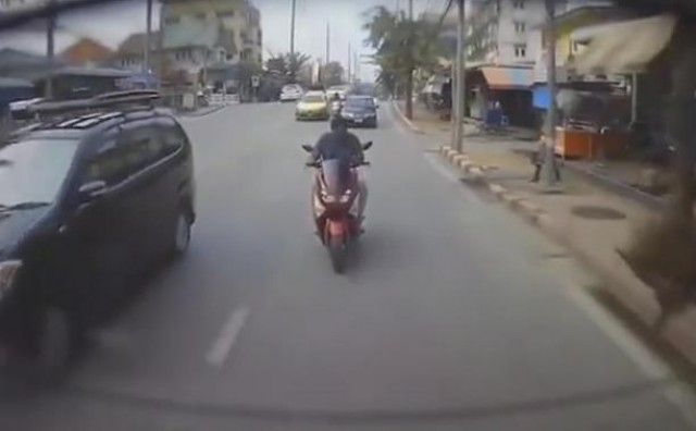 Mopedist tipkao po mobitelu tijekom vožnje pa pokazao zašto to nije dobra ideja