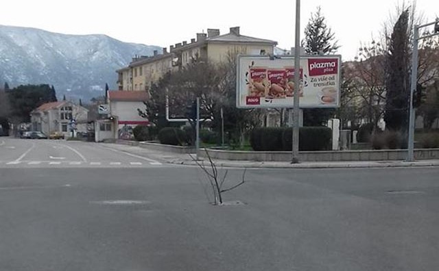 Pogledajte kako u Mostaru označavaju otvoren šaht na cesti