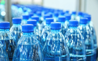 Zabrinjavajući rezultati istraživanja: U vodećim markama flaširane vode pronađene čestice plastike