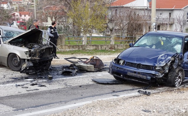 Teška prometna nesreća između Mostara i Čitluka, vatrogasci izvlačili vozača