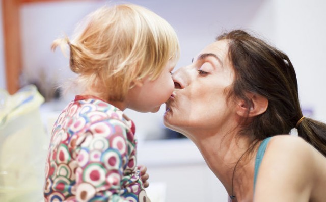 Liječnici upozoravaju: ne smijete ljubiti djecu u usta jer je to opasno po njihovo zdravlje