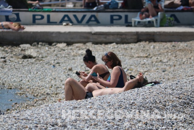 Krenula sezona kupanja na Jadranu: evo kako se uživalo na plaži u Vodicama
