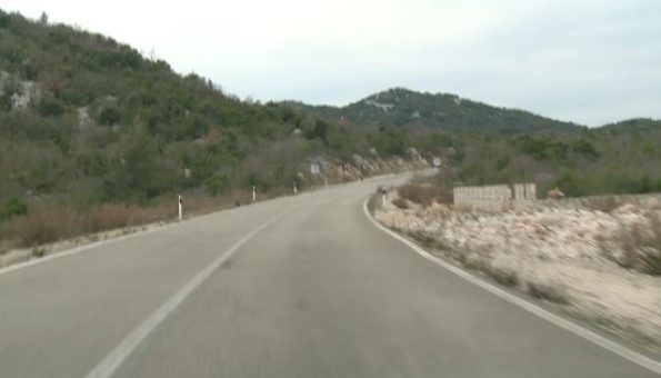 Zbog vode na kolniku usporeno se prometuje na dionici M-14.