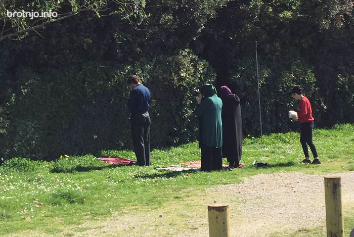 Arapi klanjali namaz iza crkve u Međugorju