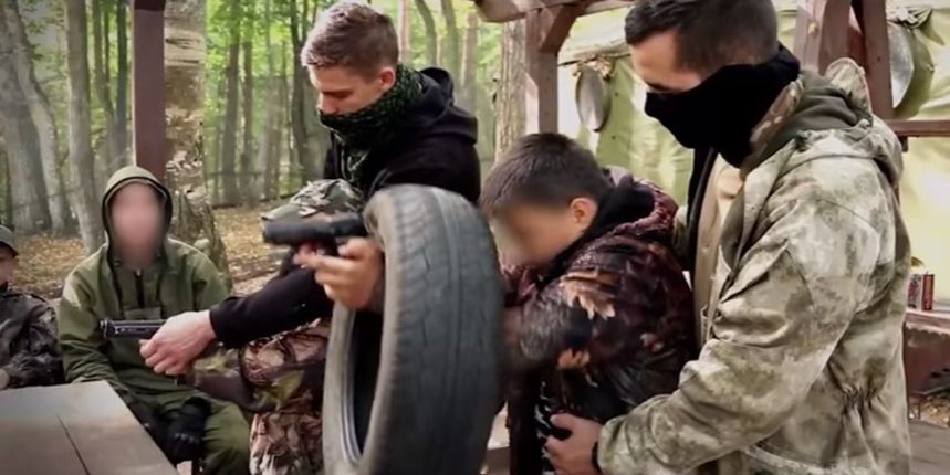 Srpski ratni veterani šalju djecu u vojni kamp u Rusiju: uče rastavljati kalašnjikov i boriti se noževima