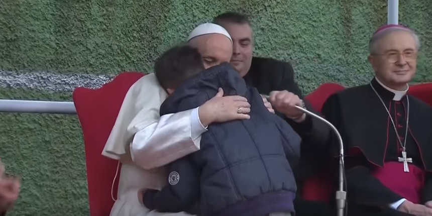 Slomljeni dječak pitao Papu je li njegov tata ateist u raju - odgovor rasplakao sve okupljene