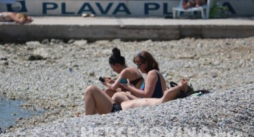 Krenula sezona kupanja na Jadranu: Evo kako se uživalo na plaži u Vodicama