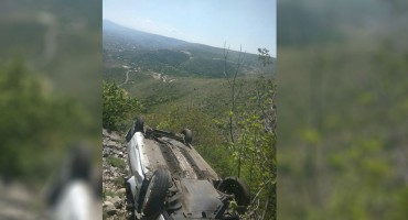 Mostar: Automobilom sletio u provaliju