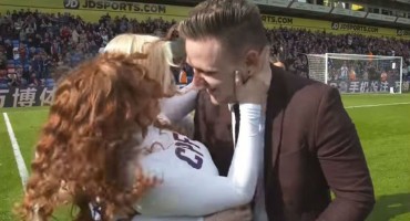 Navijač zaprosio cheerleadersicu pred cijelim stadionom pa završio u zagrljaju sa svim njezinim kolegicama