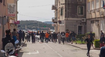 TORNADO U ŠIBENIKU Zadrani upali u grad i mlatili prolaznike, suprotstavili im se domaći navijači