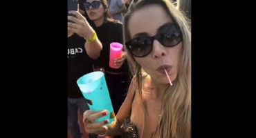 Lijepa cura s čašom u ruci snimala selfie na festivalu pa ostala u šoku kad je vidjela snimku