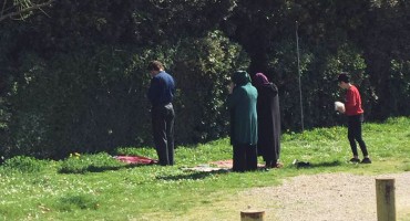 Arapi klanjali namaz iza crkve u Međugorju