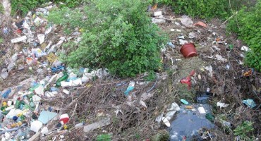 Rijeka u naselju Potoci nanosi ogromne količine smeća