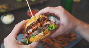 Jedenje u restoranima povećava rizik od brojnih bolesti