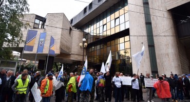 Incident ispred zgrade Parlamenta, specijalci spriječili ulazak prosvjednika