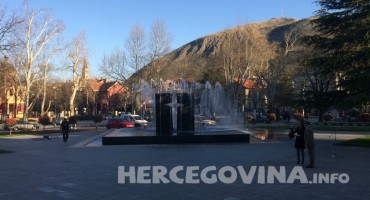 Mostar: Proradila fontana na spomeniku braniteljima pred Kosačom 