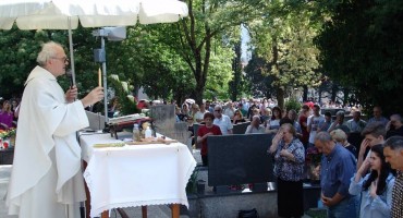 Mostar: Blagoslov polja na groblju Smrčenjaci 29. travnja 2018.