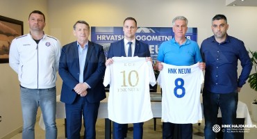 HNK Neum i HNK Hajduk potpisali su danas u Neumu ugovor o poslovno-sportskoj suradnji. 