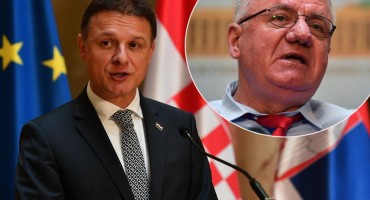 Šešelj gazio hrvatsku zastavu i vrijeđao hrvatsku delegaciju: Jandroković prekida posjet Srbiji?