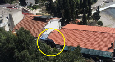 Neum: Vozač na liječenju nakon slijetanja Golfa na krov kuće