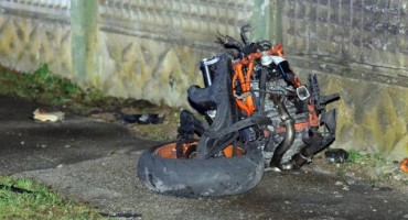 Stravična nesreća: Poginuo motociklista jer je na zadnjem točku pretjecao kamion?!