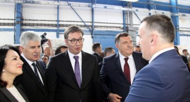 Predsjednike Vučića i Čovića na Aluminijevu štandu dočekao direktor Gadžić