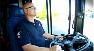 Vozač autobusa ugledao uplakano dijete pored starijeg muškarca: U sekundi je shvatio jezivu istinu! 