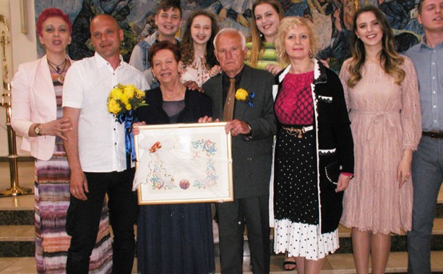 Veseli hercegovački par s brojnom obitelji proslavio 50 godina bračnoga zajedništva