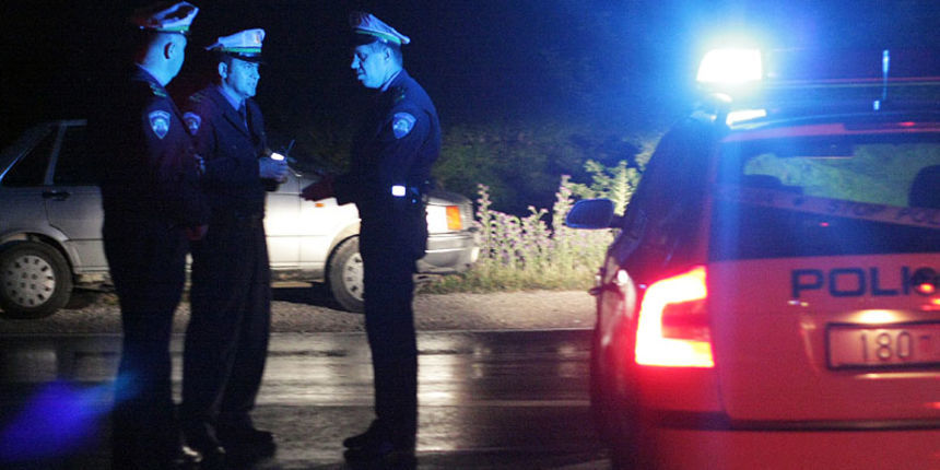Noćna potjera u Donjem Lapcu: kombijem prevozio migrante preko granice, a policija krenula u paljbu
