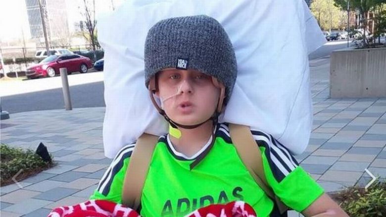 Dječak se probudio iz kome dan nakon što su doktori od njega odustali, a roditelji dali dozvolu da ga isključe s aparata