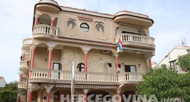 Prodaje se stambeno poslovna zgrada  u Vodicama kod Šibenika