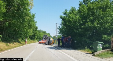 Grude: Bager pao s labudice na nogostup