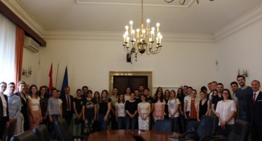 Državni tajnik Milas uručio ugovore o  dodjeli studentskih stipendija za Hrvate izvan Republike Hrvatske 