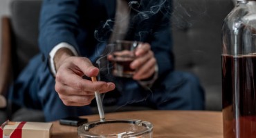 STAVI NA GRAĐANE Ministri, direktori i razne službe kupuju alkohol, a piju i za vrijeme radnog vremena