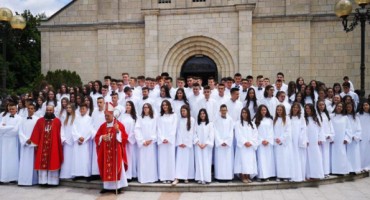 U Tomislavgradu 106 krizmanika primilo Svetu potvrdu