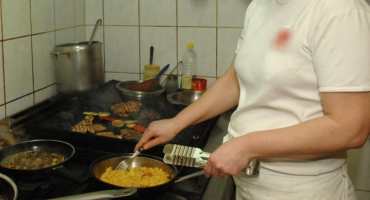 ISPOVIJEST SEZONKE: ‘Pala sam u nesvijest, a najbitnije je bilo da skinem majicu s logom restorana prije odlaska na hitnu’