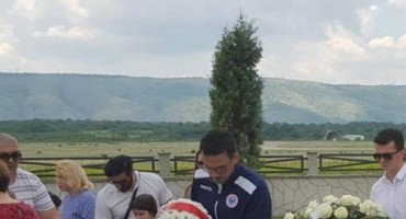 Najmlađi Plemići položili cvijeće i upalili svijeće na grobu svog kapetana